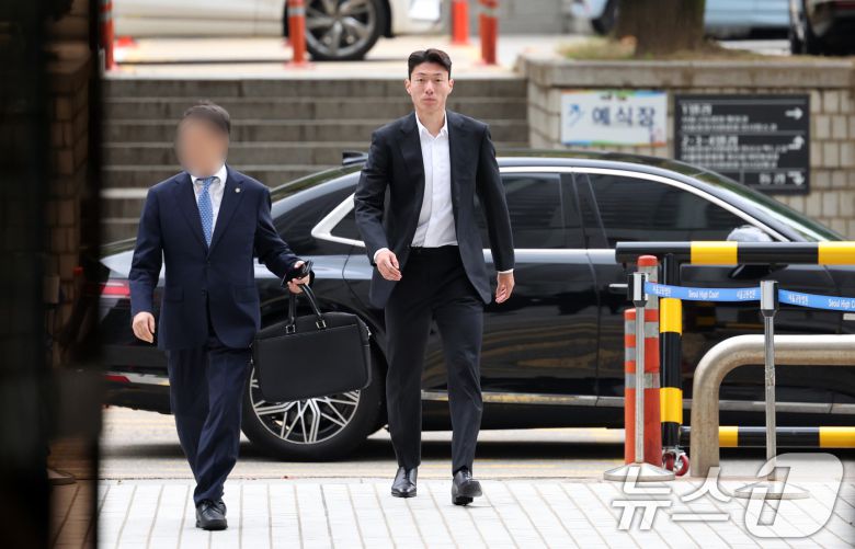 불법 촬영 혐의를 받고 있는 축구선수 황의조(32)가 16일 서울 서초구 서울중앙지법에서 열린 성폭력 범죄의 처벌 등에 관한 특례법 위반(카메라 등 이용 촬영) 혐의 1심 1차공판에 출석하고 있다. (공동취재) 2024.10.16/뉴스1 ⓒ News1 임세영 기자