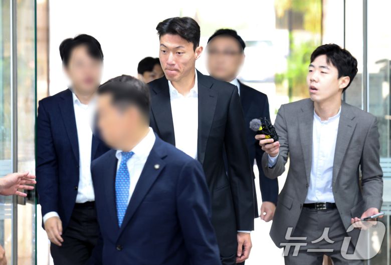 불법 촬영 혐의를 받고 있는 축구선수 황의조(32)가 16일 서울 서초구 서울중앙지법에서 열린 성폭력 범죄의 처벌 등에 관한 특례법 위반(카메라 등 이용 촬영) 혐의 1심 1차공판에 출석하고 있다. (공동취재) 2024.10.16/뉴스1 ⓒ News1 임세영 기자