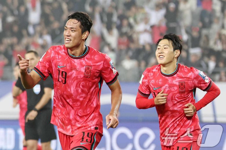 15일 오후 경기 용인시 처인구 용인미르스타디움에서 열린 2026 국제축구연맹(FIFA) 북중미 월드컵 아시아 3차 예선 B조 4차전 대한민국과 이라크의 경기에서 대한민국 오세훈이 선제골을 성공시킨 뒤 이강인과 함께 기뻐하고 있다. 2024.10.15/뉴스1 ⓒ News1 민경석 기자