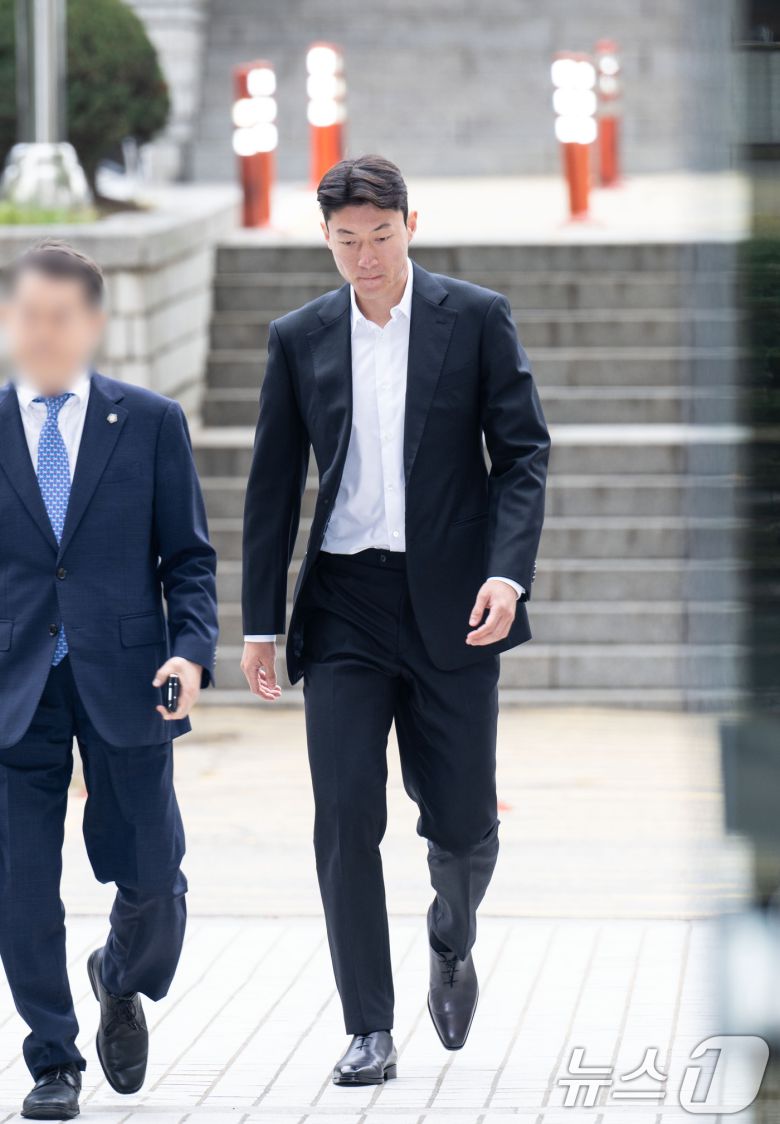 불법 촬영 혐의를 받고 있는 축구선수 황의조(32)가 16일 서울 서초구 서울중앙지법에서 열린 성폭력 범죄의 처벌 등에 관한 특례법 위반(카메라 등 이용 촬영) 혐의 1심 1차공판에 출석하고 있다. (공동취재) 2024.10.16/뉴스1 ⓒ News1 임세영 기자