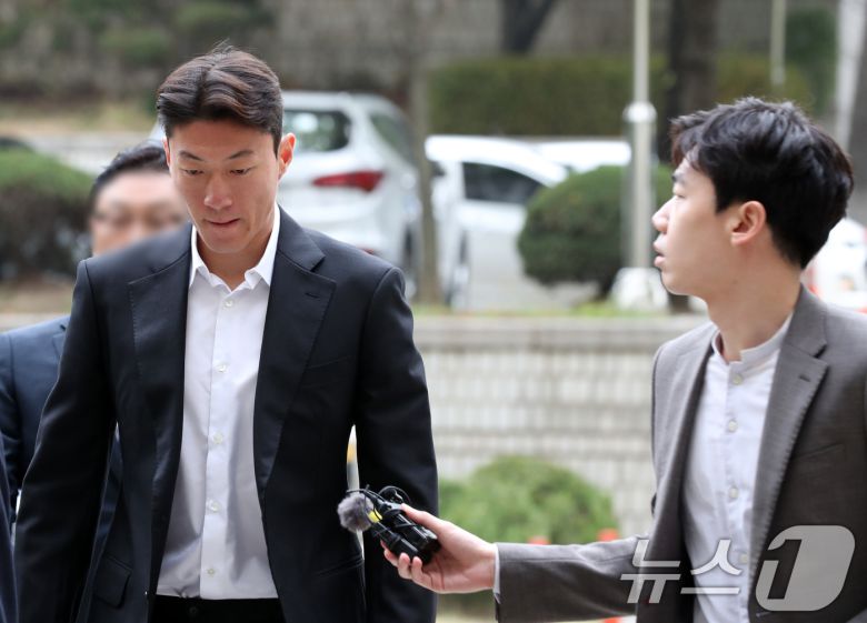 불법 촬영 혐의를 받고 있는 축구선수 황의조(32)가 16일 서울 서초구 서울중앙지법에서 열린 성폭력 범죄의 처벌 등에 관한 특례법 위반(카메라 등 이용 촬영) 혐의 1심 1차공판에 출석하고 있다. (공동취재) 2024.10.16/뉴스1 ⓒ News1 임세영 기자