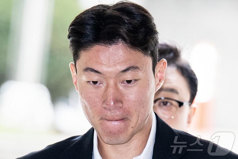 불법 촬영 혐의를 받고 있는 축구선수 황의조(32)가 16일 서울 서초구 서울중앙지법에서 열린 성폭력 범죄의 처벌 등에 관한 특례법 위반(카메라 등 이용 촬영) 혐의 1심 1차공판에 출석하고 있다. (공동취재) 2024.10.16/뉴스1 ⓒ News1 임세영 기자