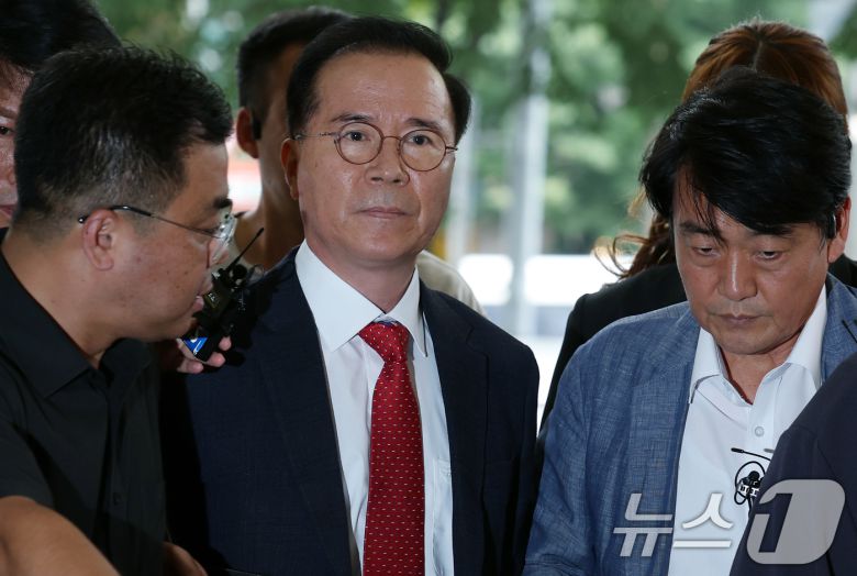 업무상 과실치사(10.29 이태원 참사 부실 대응) 혐의로 기소된 김광호 전 서울경찰청장이 2일 오후 서울 마포구 서울서부지방법원에서 열린 공판기일에 출석하고 있다. 2024.9.2/뉴스1 ⓒ News1 박정호 기자