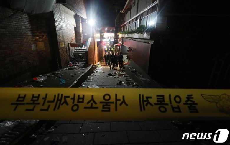 29일 밤 서울 용산구 이태원 한복판에서 심정지 환자가 대규모로 발생했다. 3년 만에 첫 '야외 노마스크' 핼러윈을 맞아 인파가 몰리면서 대규모 압사사고가 일어난 것으로 추정된다. 소방청은 이날 오후 11시13분 이태원에서 압사 추정 사고가 발생함에 따라 대응 3단계로 격상한다고 밝혔다. 사진은 30일 사고가 발생한 서울 용산구 이태원 사고현장에서 경찰 관계자들이 현장을 수습하고 있는 모습. 2022.10.30/뉴스1 ⓒ News1 장수영 기자