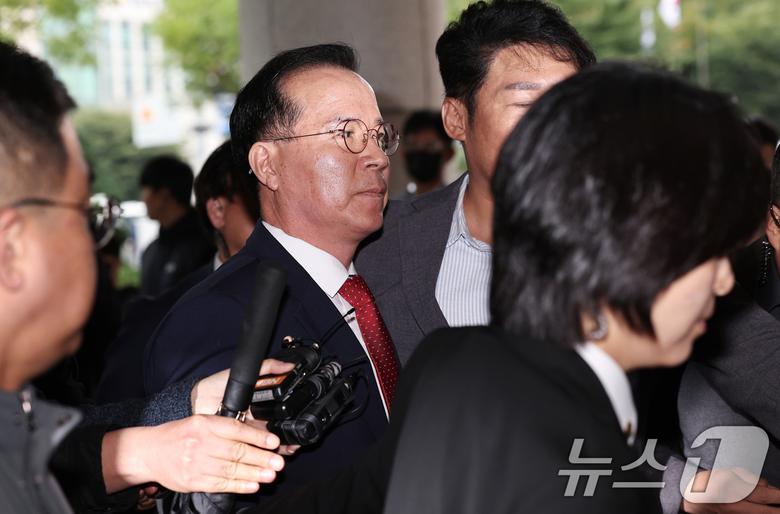 업무상 과실치사(10.29 이태원 참사 부실 대응) 혐의로 기소된 김광호 전 서울경찰청장이 17일 오전 서울 마포구 서울서부지방법원에서 열린 1심 선고공판에 출석하고 있다. 2024.10.17/뉴스1 ⓒ News1 구윤성 기자