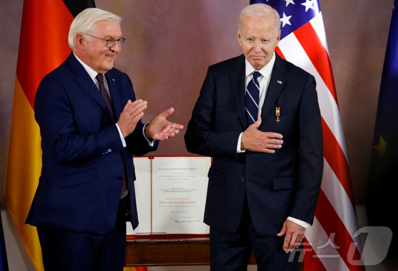 독일 방문 중인 조 바이든 미국 대통령이 18일(현지시간) 베를린 벨뷰 궁전에서 프랑크-발터 슈타인마이어 대통령으로부터 독일 최고 영예인 대십자 특별 공로 훈장을 수여받은 후 인사하고 있다. ⓒ 로이터=뉴스1 ⓒ News1 류정민 특파원