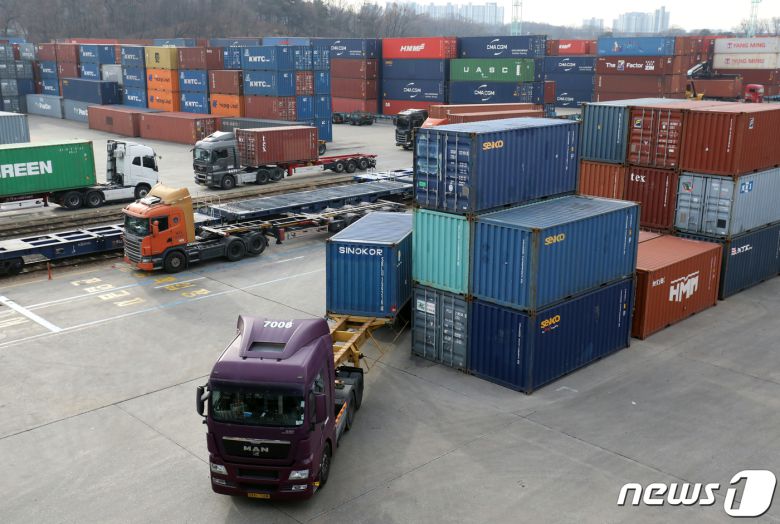 민주노총 공공운수노조 화물연대본부(화물연대)가 총파업을 철회한 가운데 12일 경기 의왕시 내륙컨테이너기지(ICD)가 화물차량의 운행 및 화물 이송으로 분주한 모습을 보이고 있다. 2022.12.12/뉴스1 ⓒ News1 송원영 기자