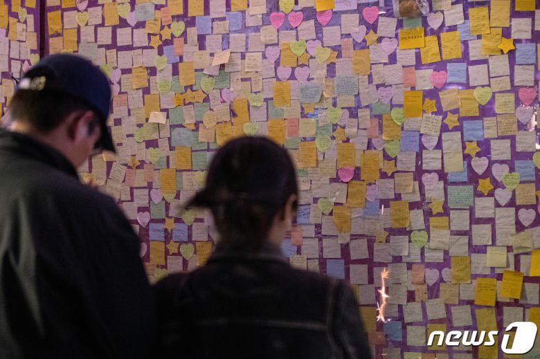 10.29 이태원 참사 1주기를 하루 앞둔 28일 오후 서울 용산구 이태원 거리에 마련된 추모공간에 추모 메시지 등이 붙어있다. 2023.10.28/뉴스1 ⓒ News1 이승배 기자