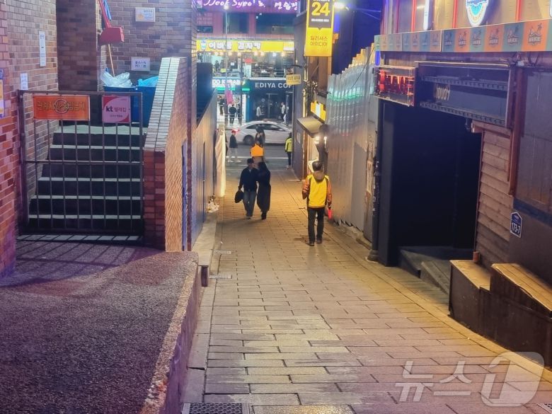 10·29 이태원참사가 발생한 해밀톤호텔 옆 골목길 상황. 지나다니는 사람이 거의 없을 정도로 한적하다. / 뉴스1 박혜연 기자