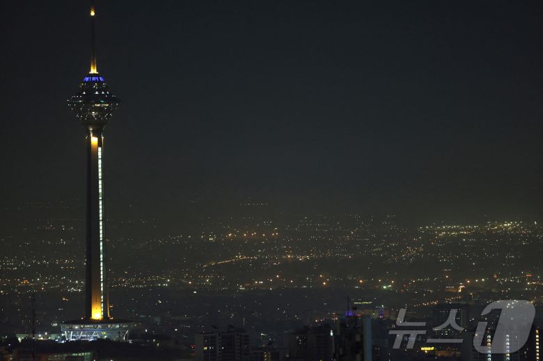 26일(현지시간) 이란 테헤란에서 여러 차례 폭발음이 들린 직후 테헤란의 모습. ⓒ 로이터=뉴스1 ⓒ News1 조소영 기자