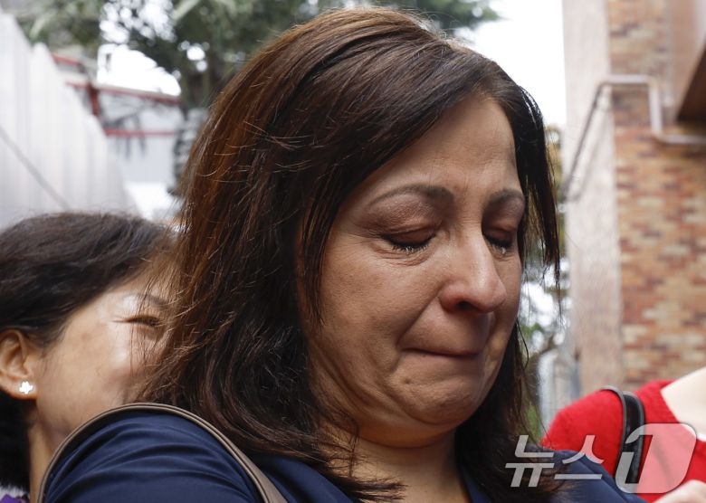 희생자 그레이스 라쉐드의 어머니 조안 라쉐드가 28일 서울 용산구 이태원 참사 골목 '10.29 기억과 안전의길'에서 열린 새로운 10·29 이태원 참사 기억과 안전의 길 빌보드 개막식에서 눈물을 흘리고 있다. (공동취재) 2024.10.28/뉴스1 ⓒ News1 박세연 기자
