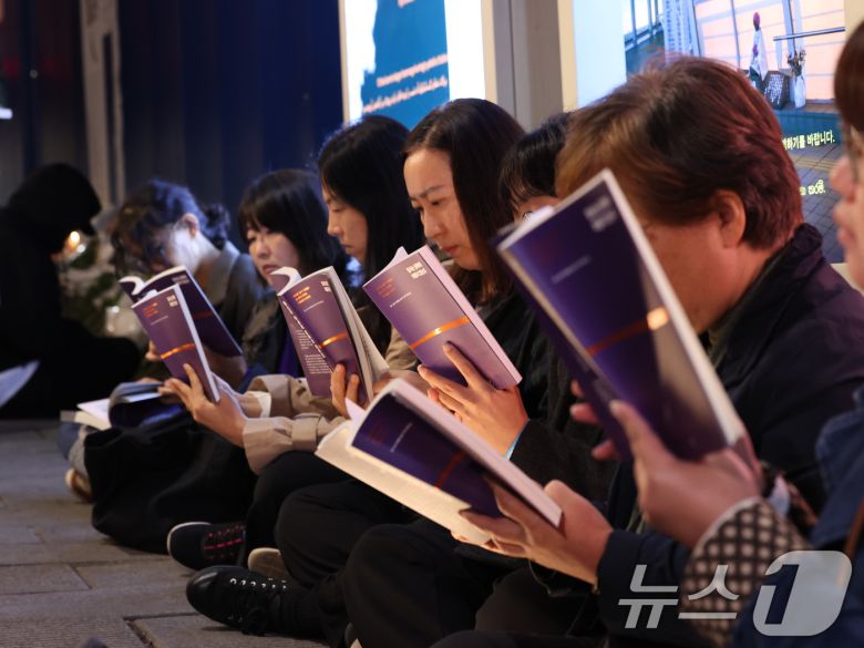 29일 오후 서울 용산구 이태원역 1번 출구 앞 ‘10.29 기억과 안전의 길'에서 이태원 참사 2주기를 기억하는 '행동독서회'가 진행되고 있다. 행동독서회는 참사 당일 112신고가 처음 접수됐던 시각인 저녁 6시 34분에 진행됐다. 2024.10.29/뉴스1 ⓒ News1 박지혜 기자