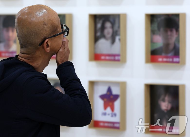 159명의 희생자가 발생한 10·29 이태원 참사 2주기인 29일 오전 서울 중구 을지로 1가 부림빌딩 내 10·29 이태원 참사 기억·소통공간 '별들의 집'을 찾은 한 시민이 영정을 바라보고 있다. 2024.10.29/뉴스1 ⓒ News1 김진환 기자