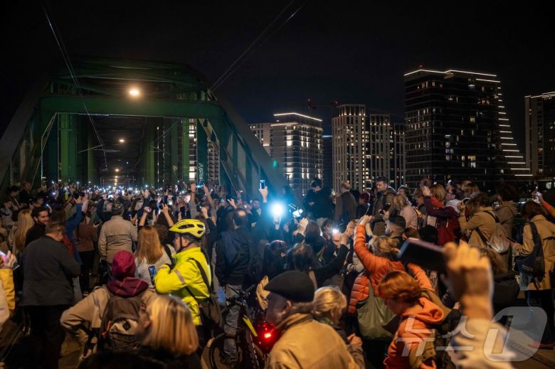 10월 31일(현지시간) 세르비아 베오그라드의 올드 사바 다리에서 수백 명의 시민들이 다리를 철거하는 것에 반대하는 시위에 참여하고 있다. (사진은 기사 내용과 무관함) 2024.10.31. ⓒ AFP=뉴스1 ⓒ News1 조소영 기자