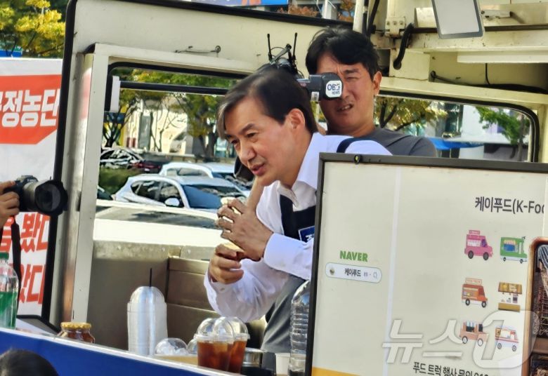 조국 조국혁신당 대표가 2일 대구 중구 반월당 더 현대(대구 현대백화점) 인근에서 열린 '탄핵다방' 1호점 개점 행사에 참석해 시민들에게 커피를 나눠주고 있다. 2024.11.2/뉴스1 남승렬 기자