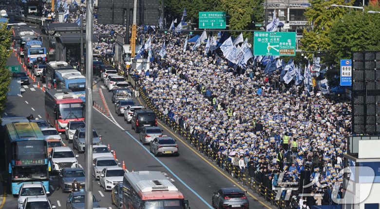 2일 오후 서울 중구 서울역 인근에서 열린 ‘김건희 국정농단 범국민 규탄대회’에서 참가자들이 구호를 외치고 있다. (공동취재) 2024.11.2/뉴스1 ⓒ News1 이승배 기자