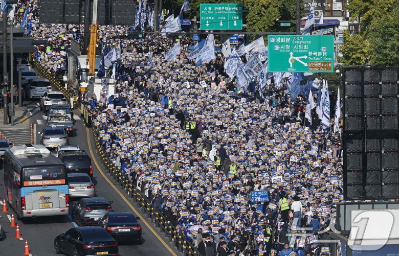 2일 오후 서울 중구 서울역 인근에서 열린 ‘김건희 국정농단 범국민 규탄대회’에서 참가자들이 구호를 외치고 있다. (공동취재) 2024.11.2/뉴스1 ⓒ News1 이승배 기자