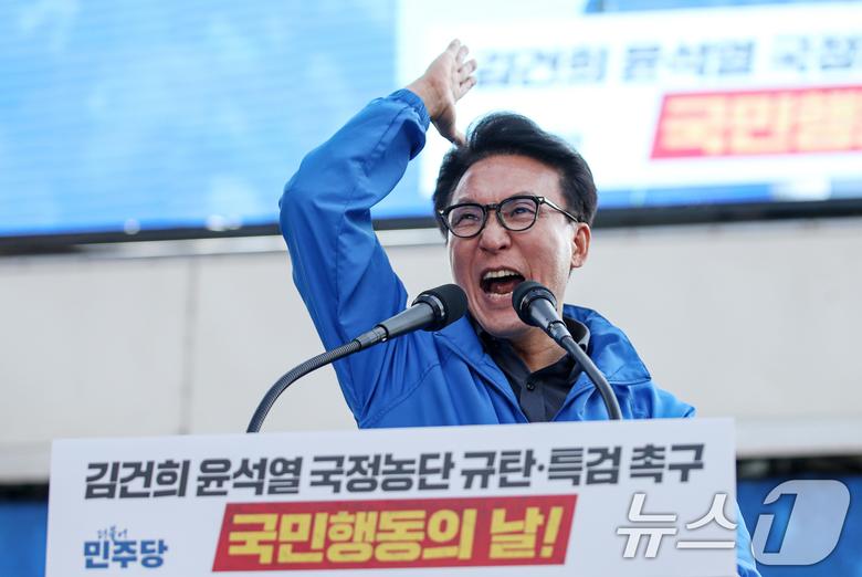 김민석 더불어민주당 최고위원이 2일 오후 서울 중구 서울역 인근에서 열린 ‘김건희 국정농단 범국민 규탄대회’에서 발언하고 있다. 2024.11.2/뉴스1 ⓒ News1 이승배 기자