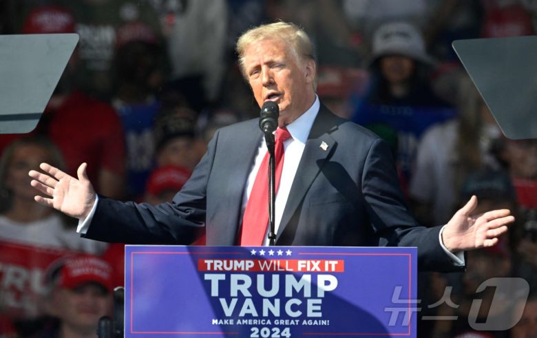 미국 민주당 대통령 후보인 카멀라 해리스 부통령이 2일(현지시간) 조지아주 애틀랜타에서 열린 선거 집회서 "도널드 트럼프 전 대통령은 점점 불안정해지고, 복수에 집착하고 있다＂고 주장하고 있다. 2024.11.03 ⓒ AFP=뉴스1 ⓒ News1 우동명 기자">