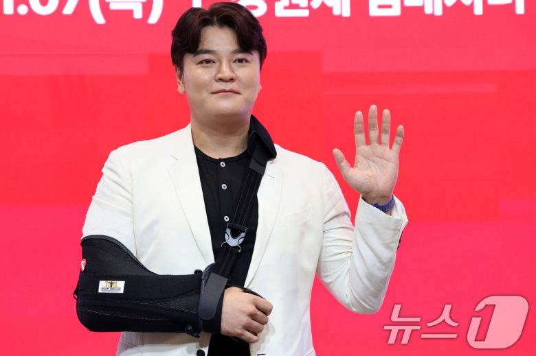 SSG 랜더스 추신수가 7일 오후 인천 연수구 경원재 앰배서더 호텔에서 열린 '은퇴 기자회견'에서 손을 들어 인사하고 있다. 2024.11.7/뉴스1 ⓒ News1 황기선 기자