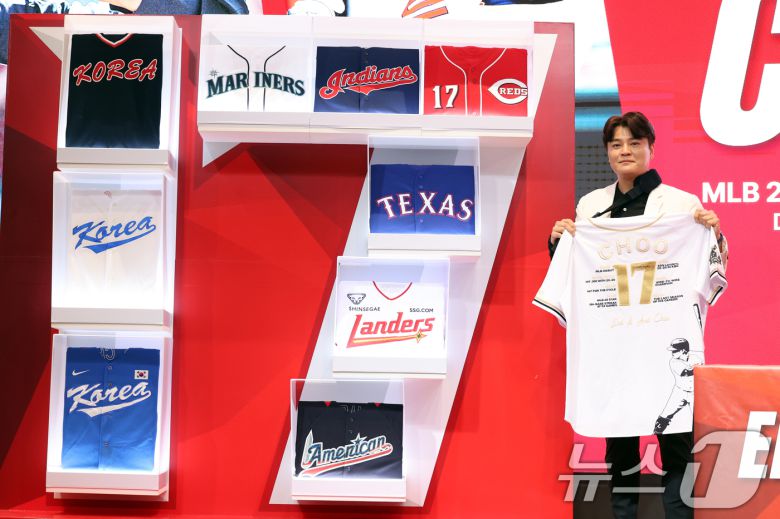 SSG 랜더스 추신수가 7일 오후 인천 연수구 경원재 앰배서더 호텔에서 열린 '은퇴 기자회견'에서 은퇴 기념유니폼과 함께 기념촬영을 하고 있다. 2024.11.7/뉴스1 ⓒ News1 황기선 기자