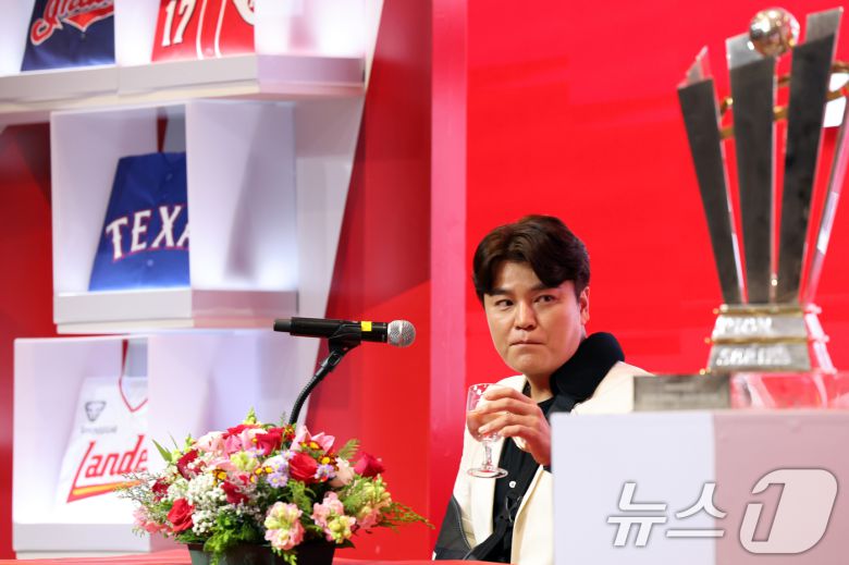 SSG 랜더스 추신수가 7일 오후 인천 연수구 경원재 앰배서더 호텔에서 열린 '은퇴 기자회견'에서 물을 마시고 있다. 2024.11.7/뉴스1 ⓒ News1 황기선 기자