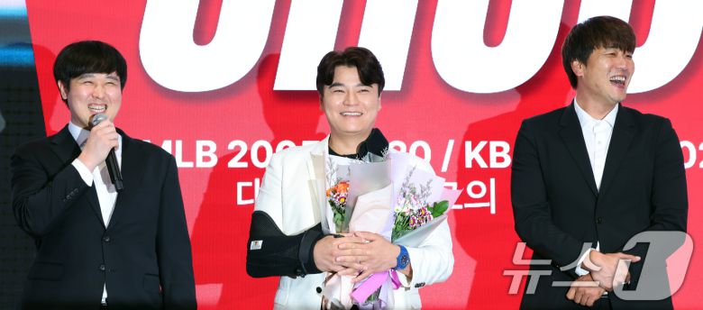 SSG 랜더스 추신수가 7일 오후 인천 연수구 경원재 앰배서더 호텔에서 열린 '은퇴 기자회견'에서 최정, 김광현에게 꽃다발을 받은 후 기념촬영을 하고 있다. 2024.11.7/뉴스1 ⓒ News1 황기선 기자