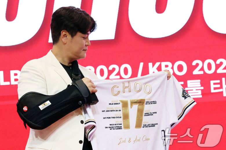 SSG 랜더스 추신수가 7일 오후 인천 연수구 경원재 앰배서더 호텔에서 열린 '은퇴 기자회견'에서 은퇴 기념유니폼과 함께 기념촬영을 하고 있다. 2024.11.7/뉴스1 ⓒ News1 황기선 기자