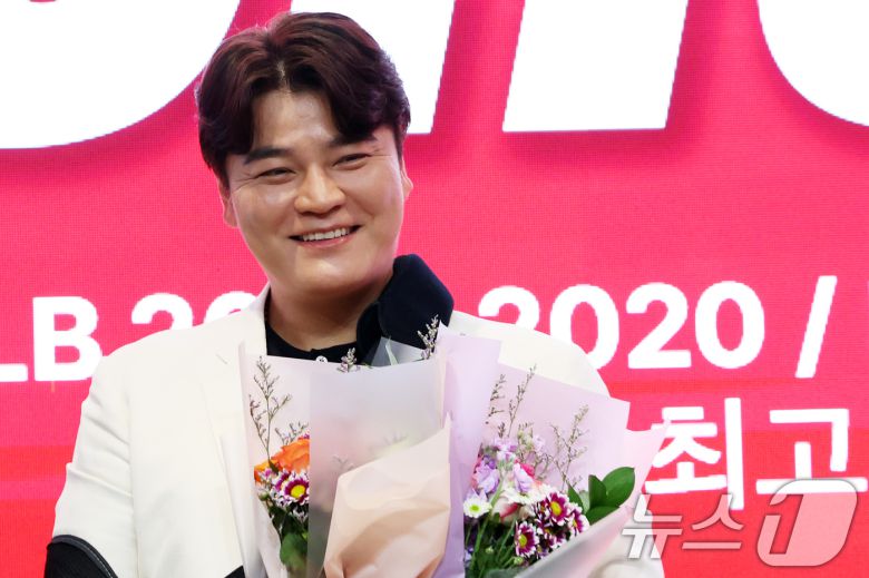 SSG 랜더스 추신수가 7일 오후 인천 연수구 경원재 앰배서더 호텔에서 열린 '은퇴 기자회견'에서 최정, 김광현에게 꽃다발을 받은 후 환하게 웃고 있다. 2024.11.7/뉴스1 ⓒ News1 황기선 기자