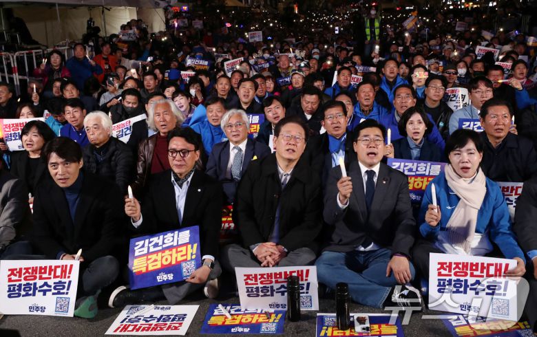 이재명 더불어민주당 대표가 9일 오후 서울 세종대로에서 열린 민주당 김건희‧윤석열 국정농단 규탄‧특검 촉구 제2차 국민행동의 날에 참석해 참석자들과 함께 '아침이슬'을 부르고 있다. 2024.11.9/뉴스1 ⓒ News1 박세연 기자