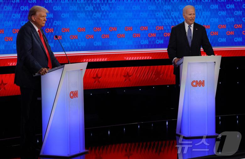 도널드 트럼프 미국 대통령 당선인이 11월 13일(현지시간) 조 바이든 대통령의 초청으로 백악관에서 회동한다. 사진은 지난 6월 27일(현지시간) 당시 대선 민주당 후보인 바이든 대통령과 공화당 후보인 도널드 트럼프 전 대통이  조지아주 애틀랜타의 CNN 스튜디오에서 첫 TV 토론을 하고 있는 모습.  2024.06.27 ⓒ 로이터=뉴스1 ⓒ News1 임여익 기자