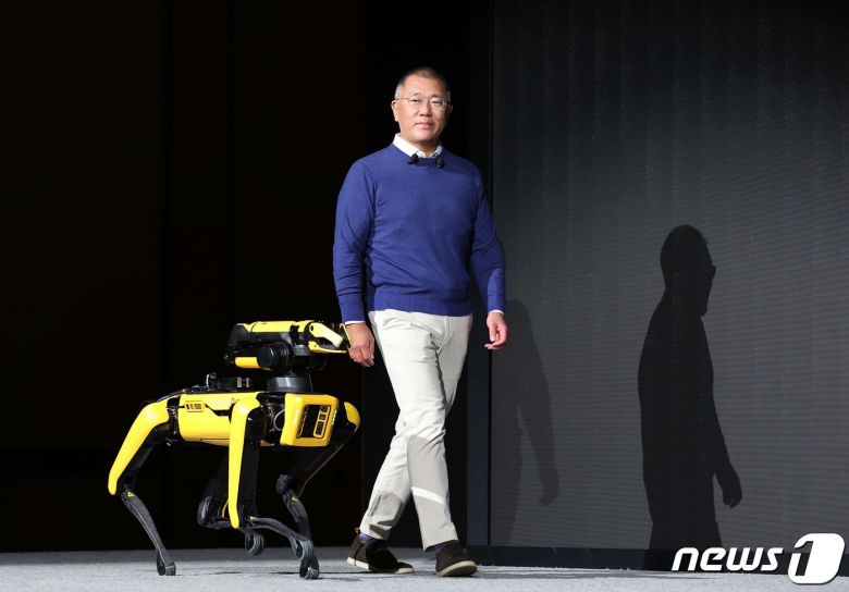 정의선 현대자동차그룹 회장이 세계 최대 전자·가전·정보기술(IT) 전시회인 CES 2022 개막을 하루 앞둔 2022년 1월 4일(현지시간) 미국 네바다주 라스베이거스 만달레이 베이에서 열린 현대자동차 프레스 컨퍼런스에 참석해 보스턴 다이내믹스의 4족 보행 로봇 '스팟'과 함께 연단에 오르고 있다. 2022.1.4/뉴스1 ⓒ News1 조태형 기자