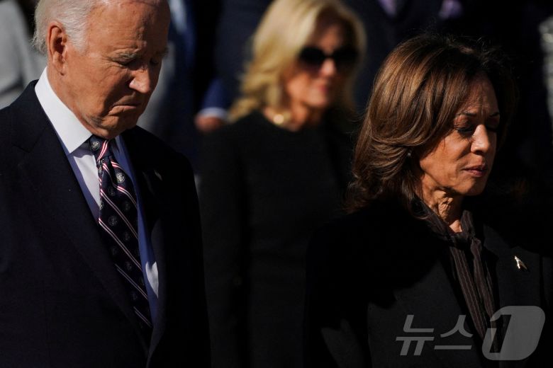 조 바이든 미국 대통령(왼쪽)과 카멀라 해리스 부통령이 11일(현지시간) 재향 군인의 날을 맞아 버지니아주 알링턴 국립 묘지를 참배하고 있다. 2024.11.11 ⓒ 로이터=뉴스1 ⓒ News1 정지윤 기자