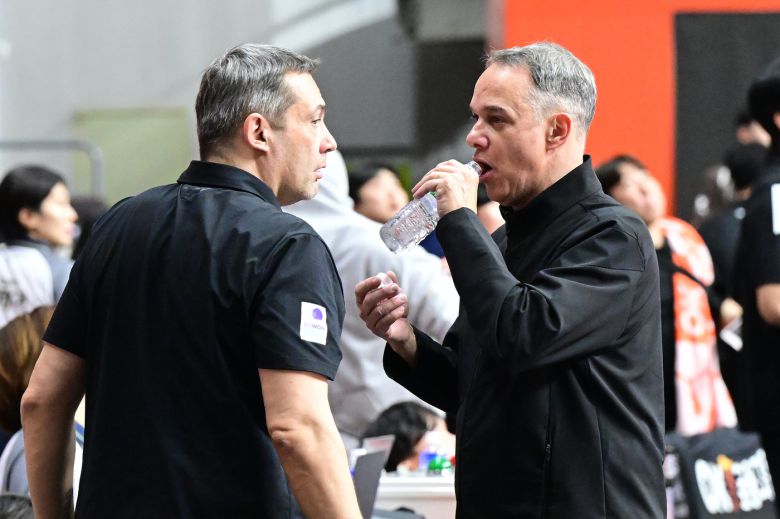 마우리시오 파에스 우리카드 감독(오른쪽). (한국배구연맹 제공)