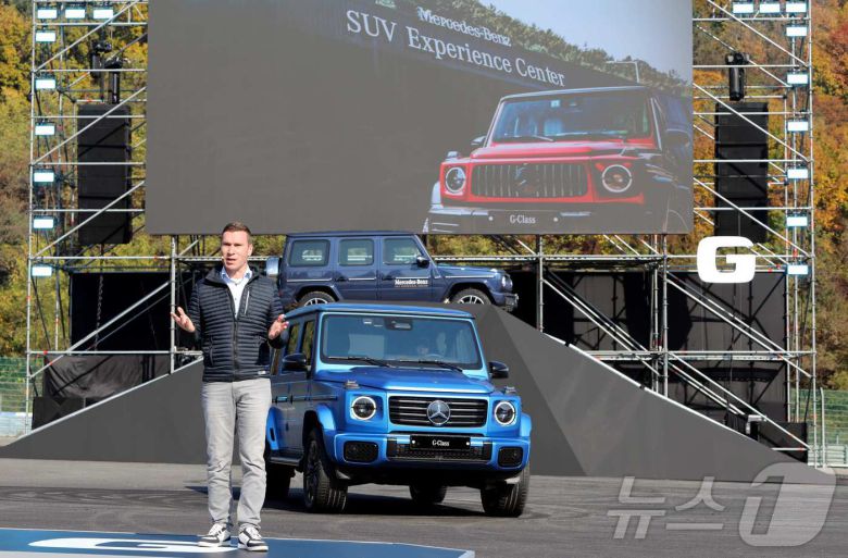 13일 경기 용인시 스피드웨이에서 G580을 소개 중인 마티아스 바이틀 벤츠 코리아 대표.(벤츠 제공)