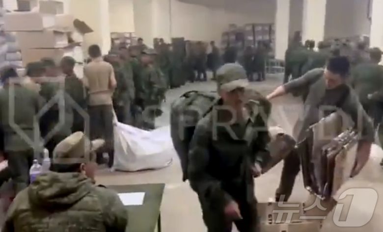 지난달 18일(현지시간) 러시아 동부의 한 군사 훈련 시설에서 북한군으로 추정되는 병사들이 물자를 받아가고 있는 모습. 사진은 러시아 매체 아스트라의 텔레그램 계정에 올라온 영상 갈무리. 2024.10.18 ⓒ News1 김지완 기자