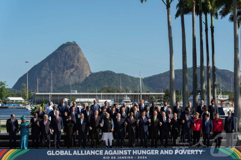 시진핑 중국 국가 주석과 에마뉘엘 마크롱 프랑스 대통령 등 정상들이 18일 (현지시간) 브라질 리우데자네이루에서 열린 G20 정상회의 중 조 바이든 미국 대통령은 빠진 상황서 빵산을 배경으로 단체 사진을 찍고 있다. 2024.11.19 ⓒ AFP=뉴스1 ⓒ News1 우동명 기자