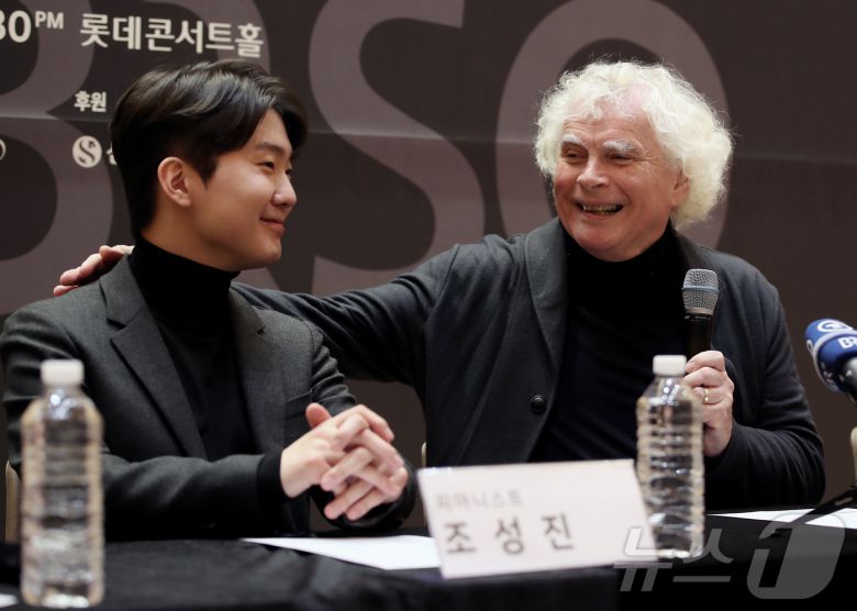피아니스트 조성진과 ‘전설의 마에스트로’ 사이먼 래틀 경이 19일 서울 송파구 롯데콘서트홀 리허설룸에서 열린 '사이먼 래틀 경 & 바이에른 방송교향악단 피아니스트 조성진 협연 기자간담회'에서 환한 얼굴로 대화하고 있다.  2024.11.19/뉴스1 ⓒ News1 오대일 기자