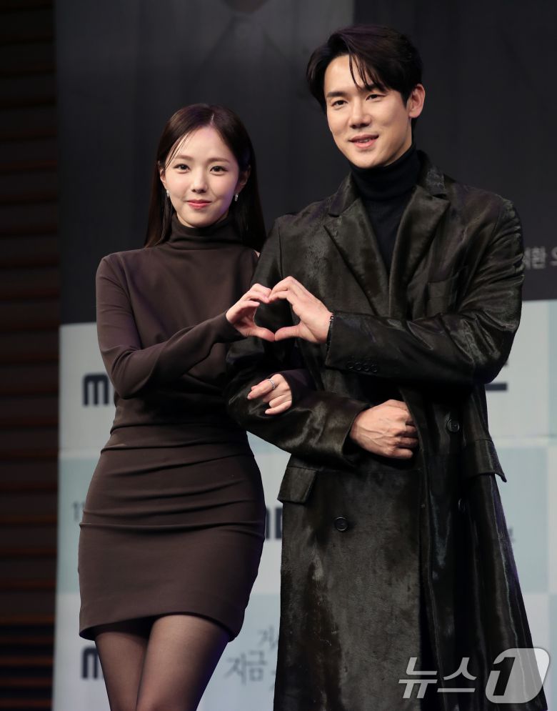 배우 유연석과 채수빈이 21일 오후 서울 마포구 상암 MBC에서 열린 MBC 새 금토드라마 '지금 거신 전화는' 제작발표회에서 포즈를 취하고 있다. 드라마 ‘지금 거신 전화는'(연출 박상우·위득규/극본 김지운)은 협박 전화로 시작된, 정략결혼 3년 차 쇼윈도 부부의 시크릿 로맨스릴러로 오는 22일 오후 9시 50분 첫 방송된다. 2024.11.21/뉴스1 ⓒ News1 오대일 기자