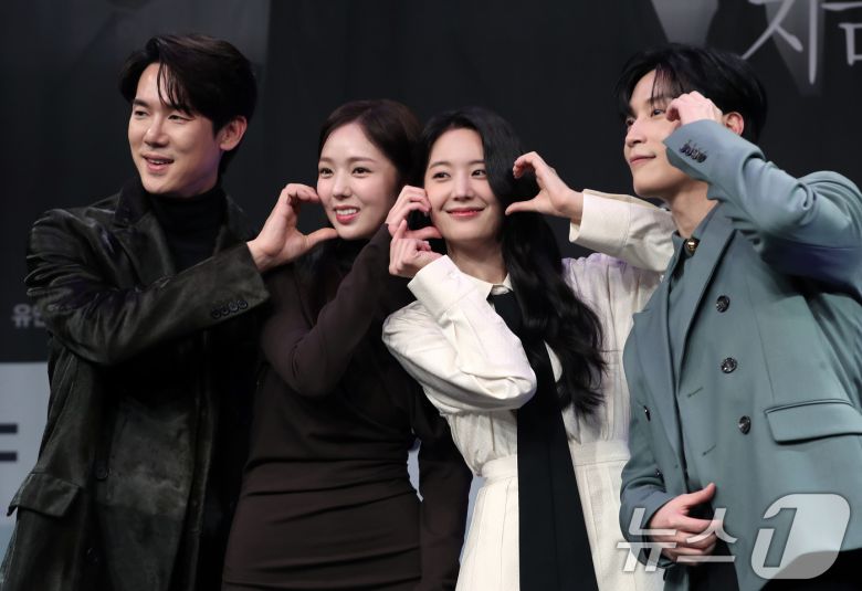 배우 유연석(왼쪽부터), 채수빈, 장규리, 허남준이 21일 오후 서울 마포구 상암 MBC에서 열린 MBC 새 금토드라마 '지금 거신 전화는' 제작발표회에서 포즈를 취하고 있다. 드라마 ‘지금 거신 전화는'(연출 박상우·위득규/극본 김지운)은 협박 전화로 시작된, 정략결혼 3년 차 쇼윈도 부부의 시크릿 로맨스릴러로 오는 22일 오후 9시 50분 첫 방송된다. 2024.11.21/뉴스1 ⓒ News1 오대일 기자