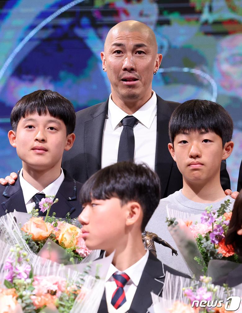 차범근 ‘차범근 축구교실’ 회장의 차남 차두리 전 축구대표팀 코치가 29일 오전 서울 종로구 HW컨벤션센터 열린 ‘제36회 차범근 축구상' 시상식에서 각 부문 수상자들과 기념 촬영을 하고 있다. 2024.2.29/뉴스1 ⓒ News1 김진환 기자