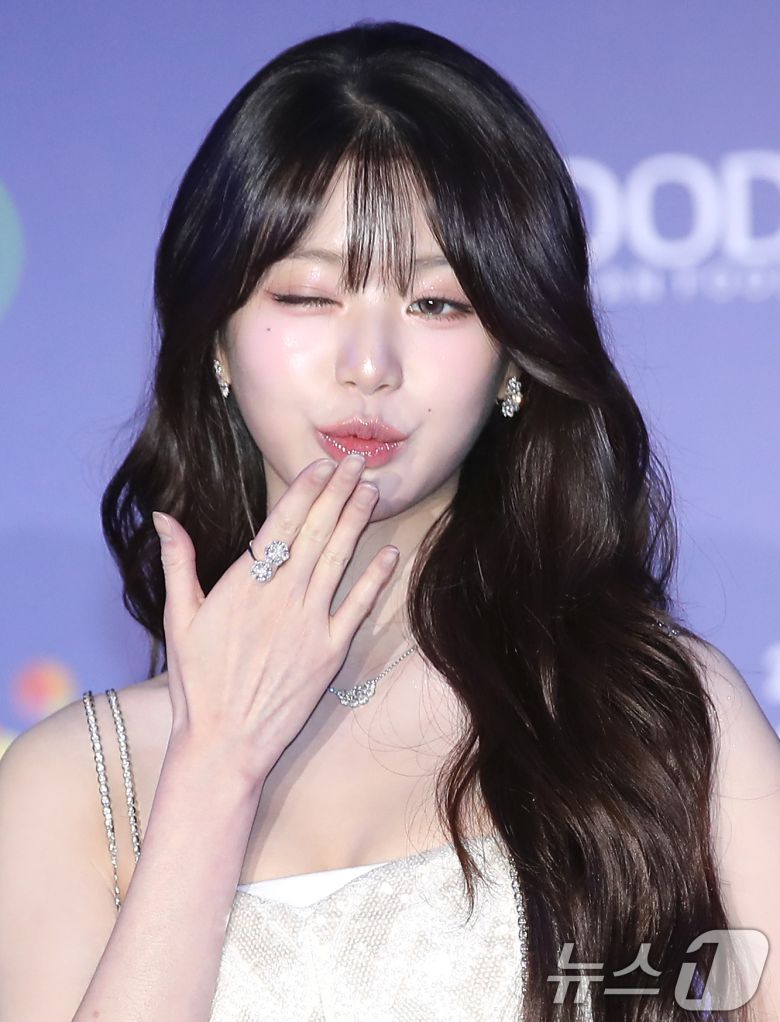 아이브 장원영이 22일 일본 오사카 쿄세라 돔에서 열린 '2024 마마 어워즈'(MAMA AWARDS) 레드카펫 행사에 참석해 포즈를 취하고 있다. 2024.11.22/뉴스1 ⓒ News1 권현진 기자