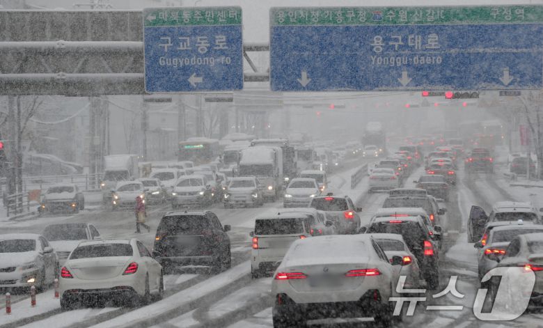 전국 곳곳에 최대 20㎝ 이상의 많은 눈이 내린 27일 경기 용인시 기흥구 용구대로가 폭설로 인해 정체를 빚고 있다. 2024.11.27/뉴스1 ⓒ News1 김영운 기자