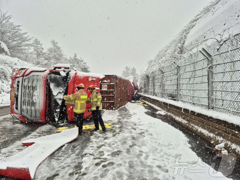 첫눈이 내린 27일 오전 8시 3분께 전북 진안군 진안읍 익산포항고속도로 48.5㎞ 지점에서 25톤 트레일러 차량이 전도됐다.(전북자치도소방본부 제공) ⓒ News1 장수인 기자