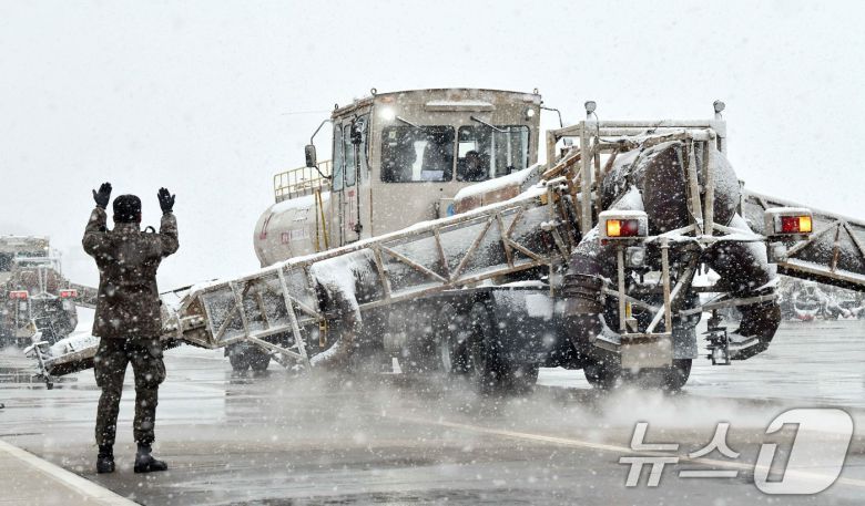 올해 첫눈이 내린 27일 제19전투비행단 장병들이 제설차량 SE-88로 활주로 제설작업을 하고 있다. SE-88은 퇴역한 전투기 엔진을 활용해 제작된 특수 제설 차량이다.(공군 제공) 2024.11.27/뉴스1