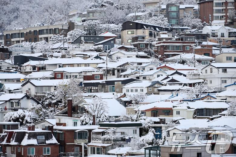 많은 눈이 내린 27일 오후 서울 성북구 일대에 눈이 쌓여있다. 이날은 서울에 공식적으로 16㎝가 넘는 눈이 쌓여 1907년 근대적인 기상관측을 시작한 이래 117년 만에 11월엔 가장 많은 눈이 쌓인 것으로 나타났다. 오전 10시 기준, 서울의 공식적인 '일 최고 적설'(일 최심 적설)은 16.5㎝로 나타났다. 서울의 공식적인 적설 기록은 종로구 송월동 서울기상관측소의 측정값을 활용한다. 2024.11.27/뉴스1 ⓒ News1 이승배 기자