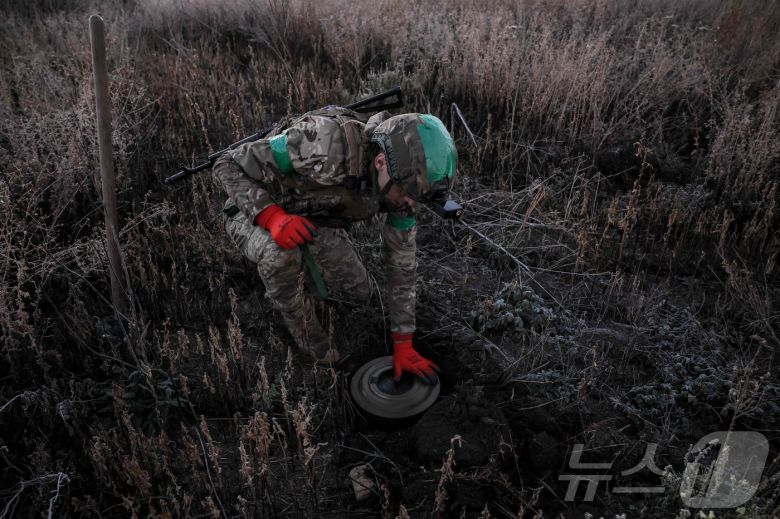 우크라이나 도네츠크 지역 최전방에서 우크라이나군이 대전차 지뢰를 설치하고 있다. 2024.10.30/ ⓒ AFP=뉴스1 ⓒ News1 권진영 기자