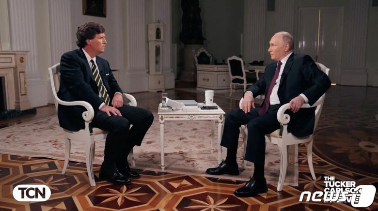 미국 폭스뉴스의 전직 앵커 터커 칼슨이 블라디미르 푸틴 대통령과의 인터뷰 영상을 공개했다. 푸틴 대통령은 이 인터뷰에서 우크라이나와 종전 협상에 나설 의향이 있다고 밝혔다. 2024.02.08/ ⓒ 로이터=뉴스1 ⓒ News1 박재하 기자