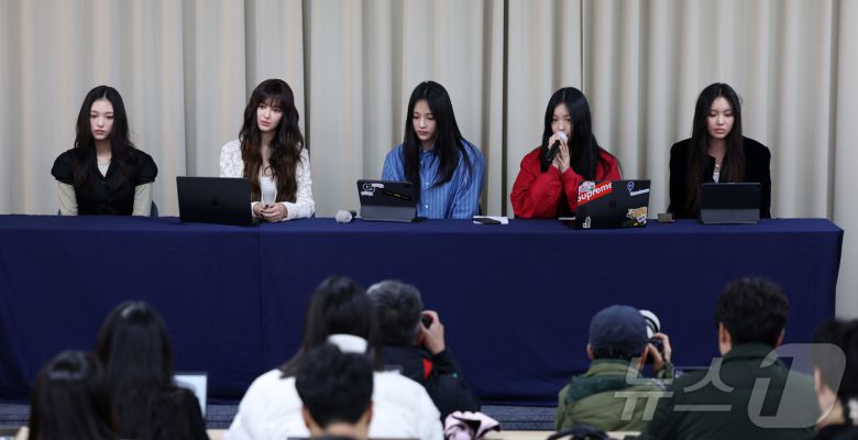 그룹 뉴진스가 28일 서울 강남구 스페이스쉐어 삼성역센터에서 어도어와의 전속계약 해지 관련 긴급 기자회견을 하고 있다. 왼쪽부터 해린, 다니엘, 하니, 민지, 혜인. (공동취재) 2024.11.28/뉴스1