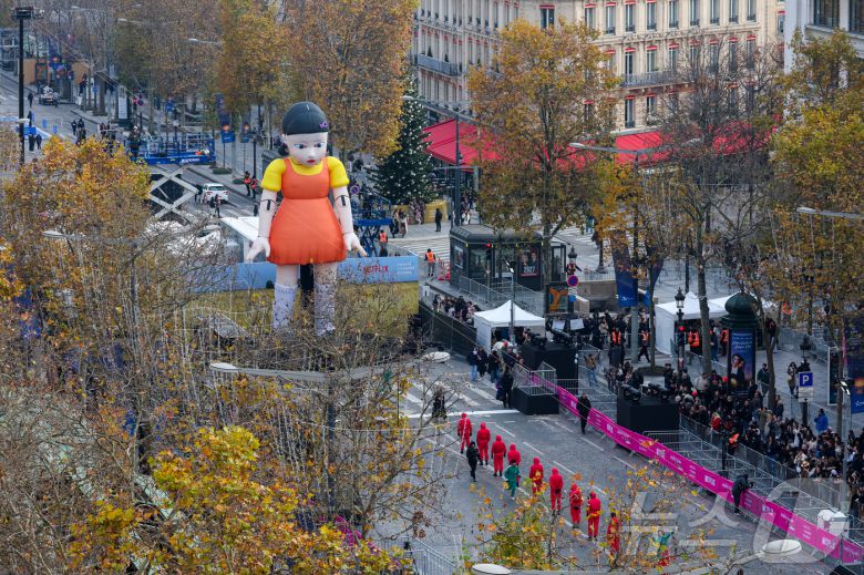 1일(현지시간) 프랑스 파리 샹젤리제 거리에서 열린 넷플릭스 오리지널 시리즈 ‘오징어게임’ 재현 현장 이벤트에서 참가자들이 드라마 속 게임인 ‘무궁화꽃이 피었습니다’에 참여하고 있다.  2024.12.2/뉴스1 ⓒ News1 이준성 기자